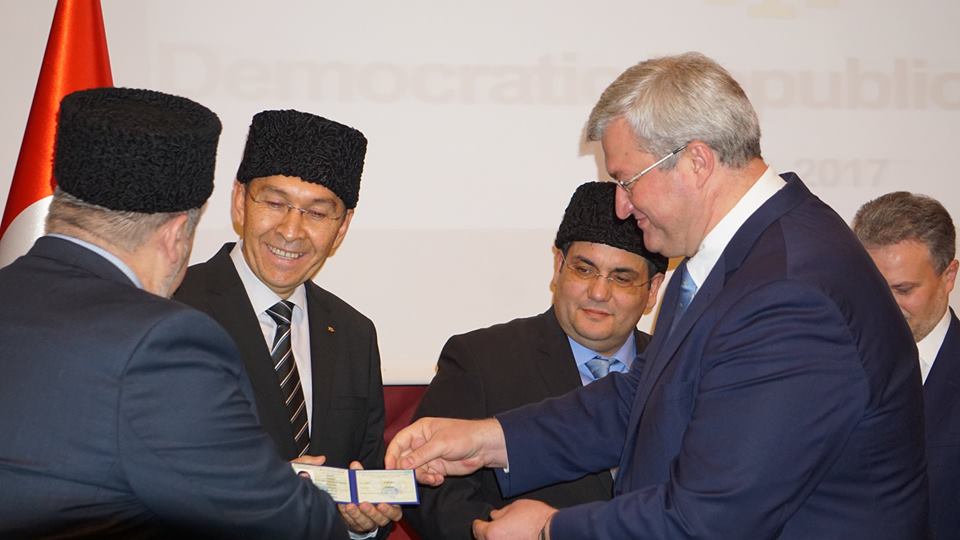 Tuncer Kalkay Diaspora kimliğini alırken Tuncer Kalkay Diaspora kimliğini alırken